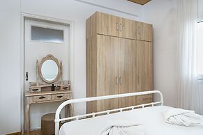 Breeze One Bedroom Apartment by BluPine