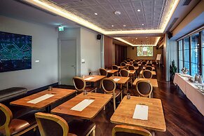 39 Kalamis Marina Hotel