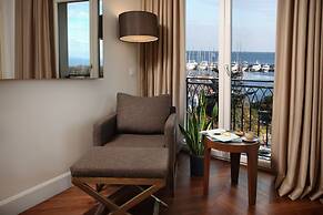 39 Kalamis Marina Hotel