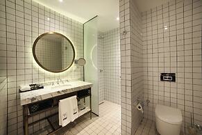 39 Kalamis Marina Hotel