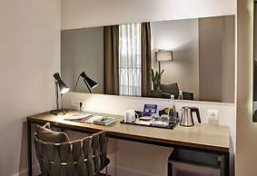 39 Kalamis Marina Hotel