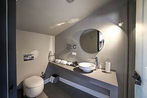 39 Kalamis Marina Hotel