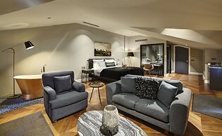 39 Kalamis Marina Hotel