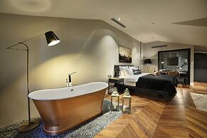 39 Kalamis Marina Hotel