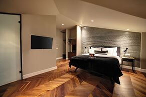 39 Kalamis Marina Hotel