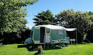 Kitty Unique 60s Caravan set in Pretty Garden