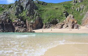 Kitty Unique 60s Caravan set in Pretty Garden