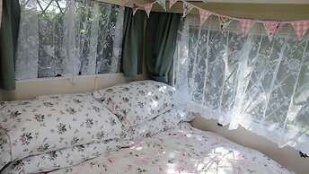 Kitty Unique 60s Caravan set in Pretty Garden