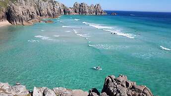 Kitty Unique 60s Caravan set in Pretty Garden