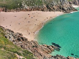 Kitty Unique 60s Caravan set in Pretty Garden