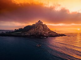 Kitty Unique 60s Caravan set in Pretty Garden