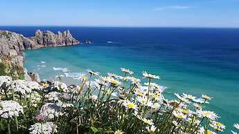 Kitty Unique 60s Caravan set in Pretty Garden