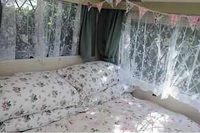 Kitty Unique 60s Caravan set in Pretty Garden