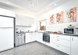 Quiet Street In A Central Location Apt