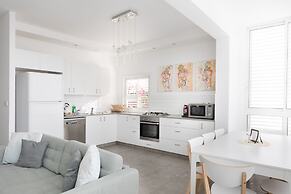 Quiet Street In A Central Location Apt