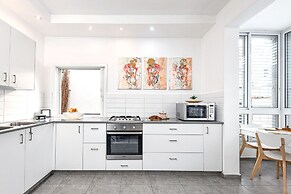 Quiet Street In A Central Location Apt