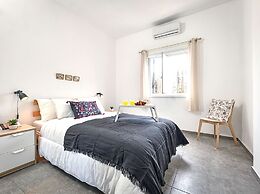 Quiet Street In A Central Location Apt