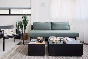 Mr. Louis - By TLV2GO