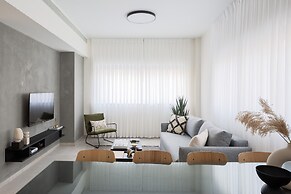 Mr. Louis - By TLV2GO