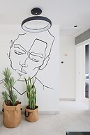 Mr. Louis - By TLV2GO