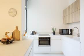 Mr. Louis - By TLV2GO