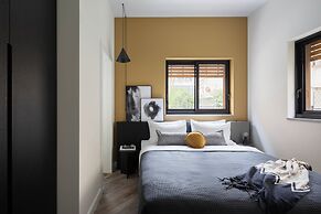 Mr. Louis - By TLV2GO