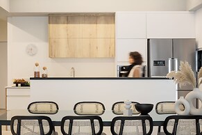 Mr. Louis - By TLV2GO