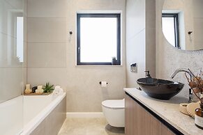 Mr. Louis - By TLV2GO