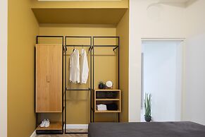 Mr. Louis - By TLV2GO