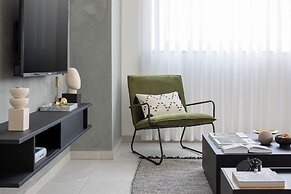 Mr. Louis - By TLV2GO