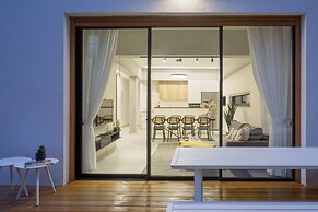 Mr. Louis - By TLV2GO