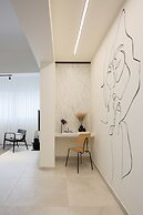 Mr. Louis - By TLV2GO