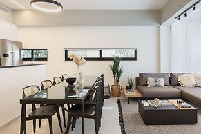 Mr. Louis - By TLV2GO