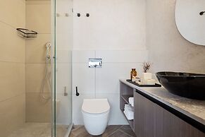 Mr. Louis - By TLV2GO