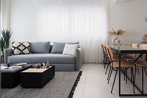 Mr. Louis - By TLV2GO