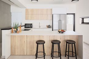 Mr. Louis - By TLV2GO