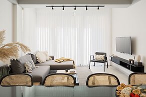 Mr. Louis - By TLV2GO