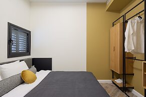 Mr. Louis - By TLV2GO