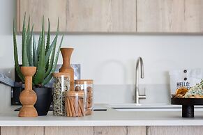 Mr. Louis - By TLV2GO