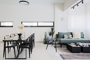 Mr. Louis - By TLV2GO