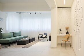 Mr. Louis - By TLV2GO