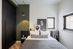 Mr. Louis - By TLV2GO