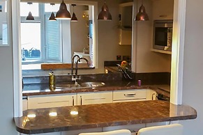 Seaview Apartment Sleeps 2 - Private Patio