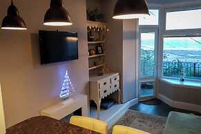 Seaview Apartment Sleeps 2 - Private Patio