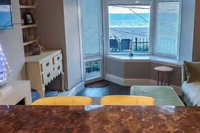 Seaview Apartment Sleeps 2 - Private Patio