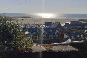 Seaview Apartment Sleeps 2 - Private Patio