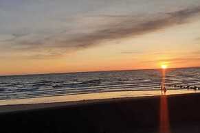 Seaview Apartment Sleeps 2 - Private Patio