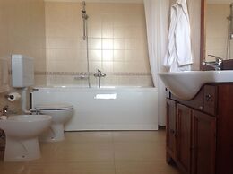 Immaculate Large House With Panoramic Views