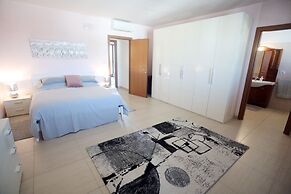 Immaculate Large House With Panoramic Views