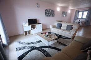 Immaculate Large House With Panoramic Views